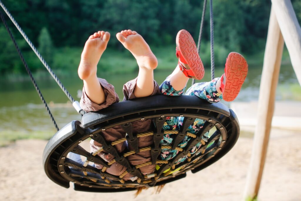 balancoire enfants vacances camping